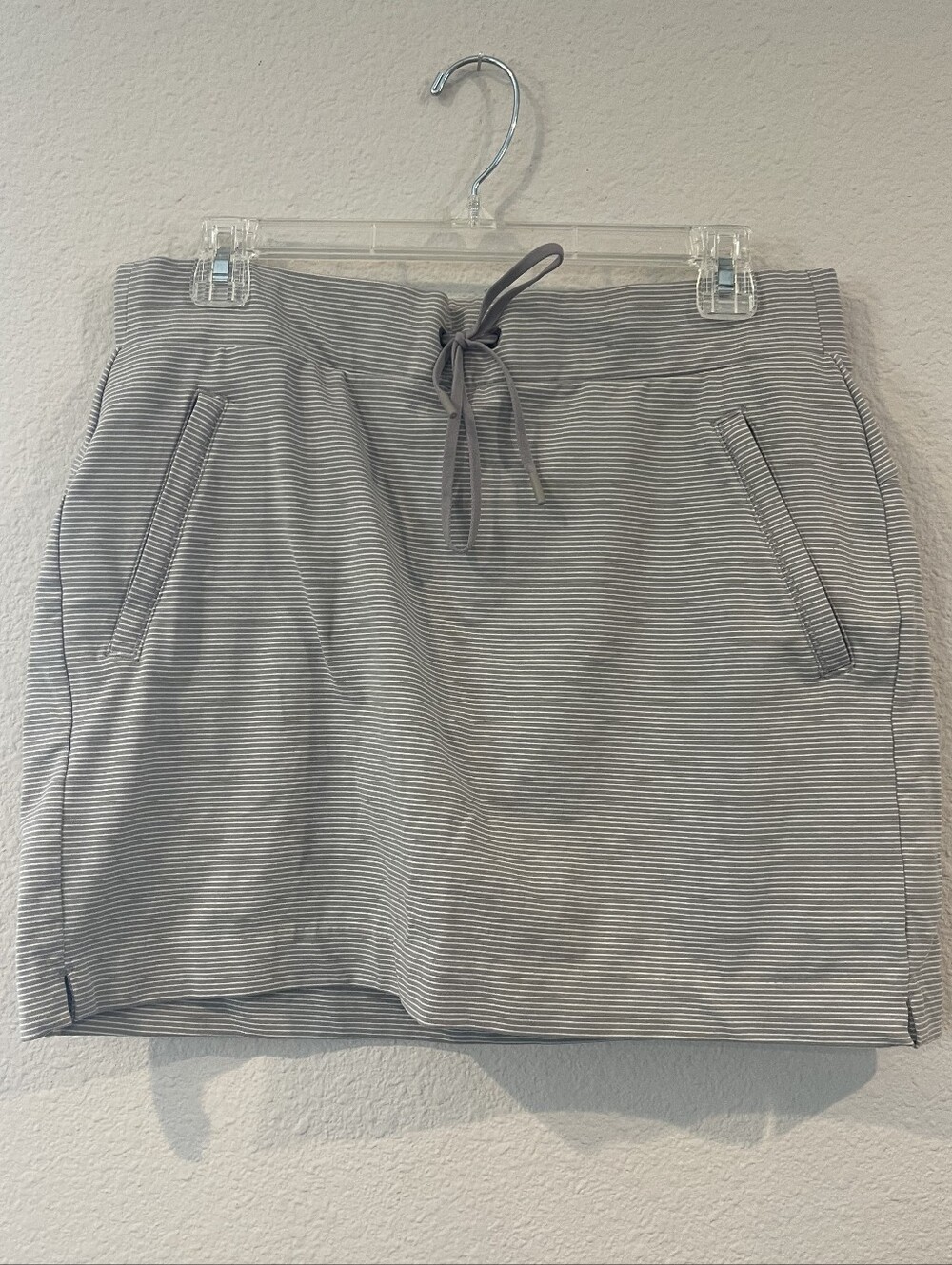 Athleta Womens Classic Casual Grey White Striped Skort With Pockets Size Medium